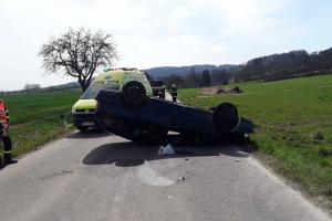 To se jen tak někomu nepovede. Rovná silnice a auto převrácené na střeše