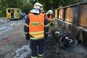 Nehoda u Úval: Motocykl po střetu s osobním autem začal okamžitě hořet