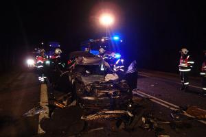 Auto narazilo do kamionu, dvě osoby museli hasiči vyprostit
