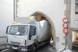 Nákladní auto se nevešlo pod historickou bránu, vyprostit ho museli hasiči