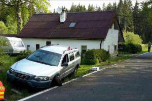 V Hranicích narazilo osobní auto do domu a udělalo do zdi díru