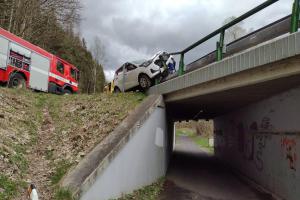Osobní auto narazilo do zábradlí mostku směrem na Hraničnou