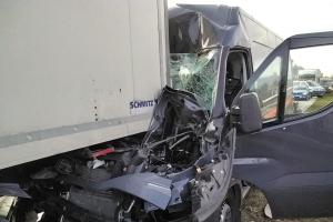 Hasiči vyprostili dvě zraněné osoby po srážce kamionu a dodávky