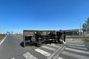Asi točil volantem moc. Na pražském kruháku řidič převrátil dodávku