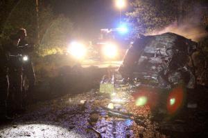 Auto po nehodě začalo hořet, uvnitř vozidla zůstal zaklíněný řidič