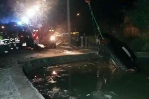 Další nechtěná předvánoční koupel. Auto na Svitavsku skončilo v rybníku
