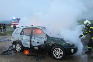 Odstavené auto na poli u obce Lukov na Zlínsku zničehož nic shořelo