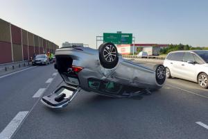 Hasiči zasahovali u nehody čtyř vozidel před vjezdem do Prahy po D1