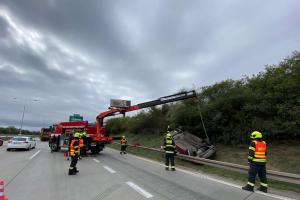 Na Pražském okruhu auto na střeše, hasiči byli hned na nohou