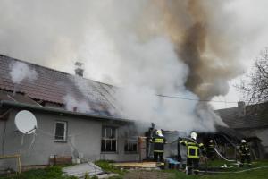 V Podboří shořela střecha vesnického stavení. Oheň nešetřil ani přístavky