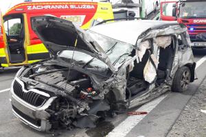 Na obchvatu Slaného došlo k nehodě dvou nákladních, dvou osobních a jednoho dodávkového auta