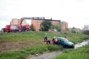 Dobře zaparkovat auto se vyplatí. V Holešově ho tahali z řeky hasiči