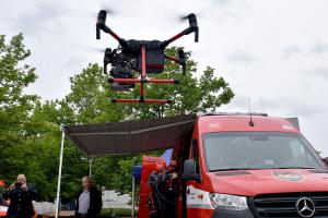 Hasiči převzali speciální techniku. Je to velitelský vůz s dronem Hasiči převzali speciální techniku. Je to velitelský vůz s dronem