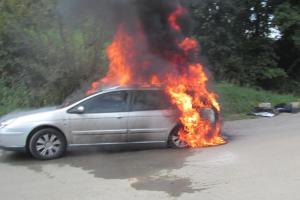 Zabránit zničení vozidla se řidiči nepodařilo. Pak jen sledoval zkázu auta