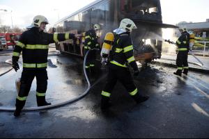 Požár autobusu hasili všichni, kdo měli příruční hasicí přístroj