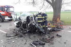 Náraz do stromu a konec. Vrtulník u Litomyšle odletěl bez pacienta