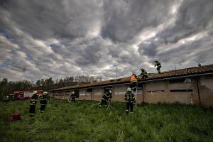 Hasiči likvidovali v Dolních Teplicích požár bývalé drůbežárny