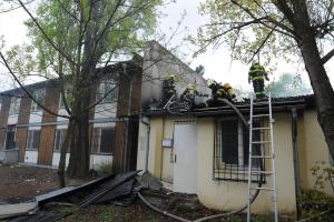 V sousedství nemocnice Bulovka hořel TESKO barák, požár zaměstnal devět jednotek