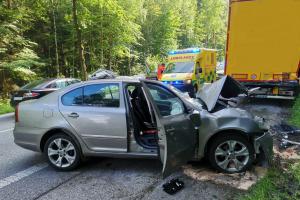 Škodovka u Jivna zrušila dopravní značku a narazila do kamionu