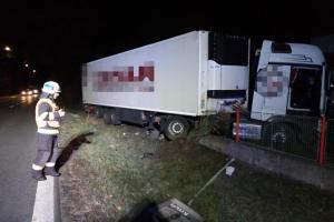 Kamion v zahradě. Nezaklepal, nezatroubil, nikdo ho ani nezval