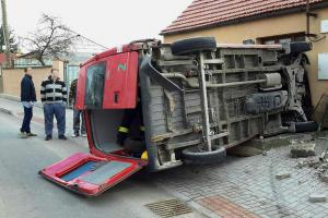 Dodávkové auto se po nehodě zastavilo až u rodinného domu