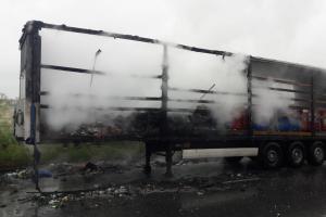 V Praze hořel návěs s použitými bateriemi, půlka návěsu zničená