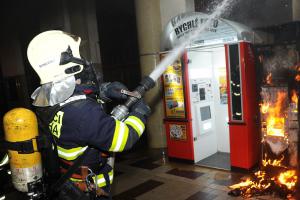 V hale Masarykova nádraží hořel automat na kávu, hasiči zachránili dvě osoby