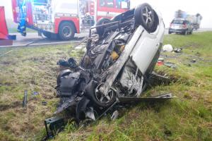 Vyjel autem ze silnice a narazil do betonového sloupku. To byl jeho konec