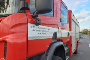 Srážka osobáku s motorkářem. Na Pohořelicku zemřeli dva lidé