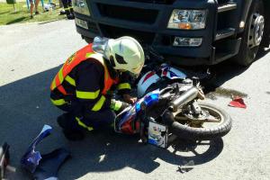 Kamion se srazil s motorkou. Samozřejmě že to nemohlo dopadnout dobře