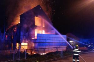 Požár novostavby v Kopřivnici, hasiči zachránili okolní domy za 20 milionů