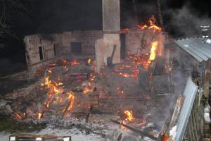 Chata ve Zdobnici na Rychnovsku už zdobit nebude. Požár ji zcela spálil