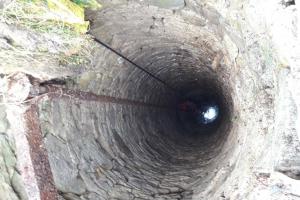 Smolař smůlovatý vyskočil z okna rovnou do hluboké studny