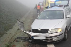 Ranní mlha se už řidičům připomněla. Srazila se dvě osobní auta (VIDEO)