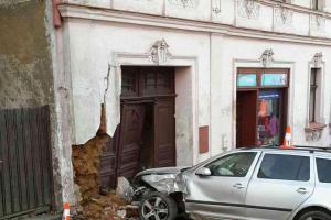 Auto po havárii poškodilo rodinný dům, ten musel zkontrolovat statik