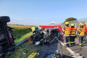 Při nehodě na D46 zemřel člověk, dvě osoby vyprostili hasiči