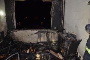 Rušnou noc kladenských hasičů způsobovaly adventní svíčky, práci měli i záchranáři