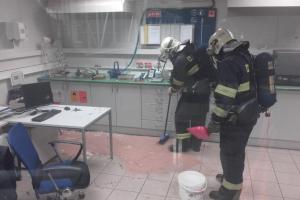 Exploze výzkumné laboratoře ve výrobní hale, jeden zraněný