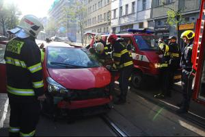 Hasiči vyprostili jednu osobu po nehodě dvou vozidel v pražské Ječné ulici