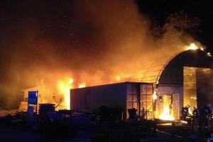 Výrobní halu v olomouckém průmyslovém areálu zachvátil požár (VIDEO)
