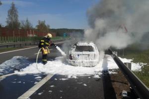 Na Strakonické před exitem Voznice hořelo auto