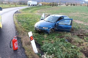 Řidička sjela do pole a skončila v péči záchranné služby