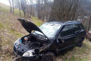 V serpentinách nad Jáchymovem havaroval osobní automobil