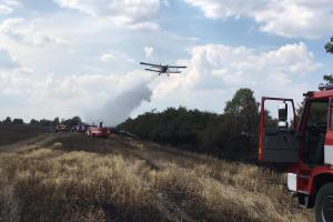Rozsáhlý požár pole a stromů u Mratína pomáhalo hasit letadlo (VIDEO)