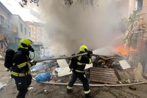 Požár ve vnitrobloku domu v Praze zlikvidovaly dvě jednotky hasičů (VIDEO)
