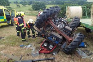 Smutný konec dne. Na poli se převrátil traktor, řidič nepřežil