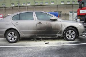 Požár auta na parkovišti ve Valmezu zlikvidovali náhodní svědci