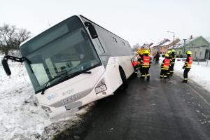 Hasiči evakuovali deset cestujících a řidiče z autobusu u Horních Nětčic