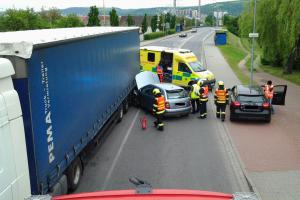 Smůlu měla spolujezdkyně. Náraz osobáku do kamionu odnesla se zraněním