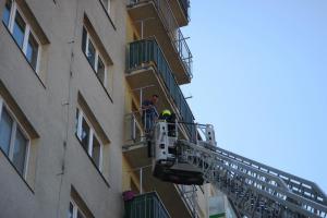 Hasiči zachraňovali muže, uvízlého na balkóně v sedmém patře